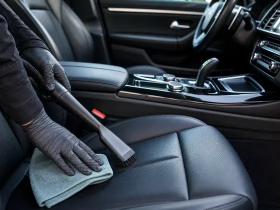 Fahrzeuginnenraum wird während der Reise professionell gereinigt